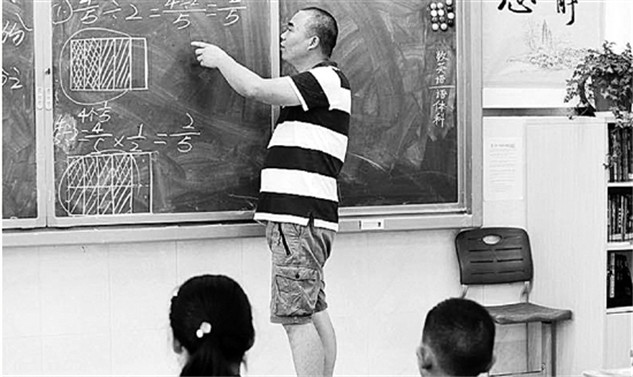 杭州一小学独臂教师坚守讲台24年，是学生心目中的“全能”